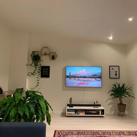 Modern Townhouse, Beautiful View + Free Parking Holiday home